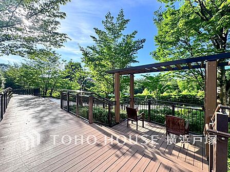 植栽の位置や開放的なエクステリアも含めて美しくトータルにデザインされております。