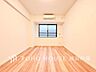 洋室：【Room】センスが求められるプライベート空間だからこそ、自分の個性を飾るにふさわしい癒しと寛ぎの空間を演出します。
