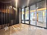 エントランス：【Entrance】上品で清潔感があるエントランスは住人やゲストを迎え入れ、そして送り出す場にふさわしい空間です。