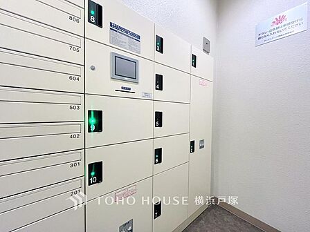 【宅配ボックス】お仕事でお帰りが遅い方も、ご夫婦でお仕事されている方も、お荷物の受け取りが出来るので安心です。