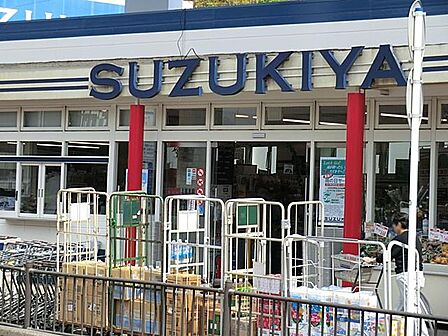 新鮮な食材や地元の特産品を豊富に取り揃え、上質な商品と丁寧なサービスで評判です。地元住民の日常の買い物に便利な店舗です。
