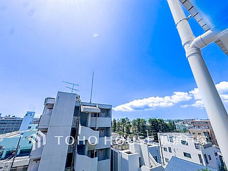 手を伸ばせば、ふれることが出来そうな環境が、そのままインテリアになったような印象です。その豊かな眺望にふさわしい空間には、通風・採光にも優れ、心地よい光と風があふれています。