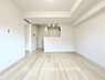 リビング/ダイニング：【Living room】明るく開放的な空間が広がるLDK。室内には豊かな陽光が注ぎ込み、爽やかな住空間を演出。