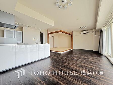 【Living room】ここにはみんなが集い、食事と楽しい会話が始まる。話に夢中になりすぎて、ついつい時を忘れてしまう。そんな束の間の幸せを感じさせてくれる場所。