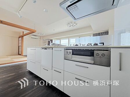 【Kitchen】ご家族みんなで調理ができる位のスペースを実現したキッチン空間となっております。みんなで作った料理を召し上がりながらの会話は、どのような物になるのでしょうか。