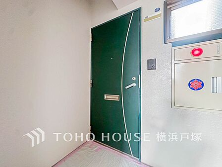 【Entrance】清潔感溢れる玄関がお出迎えする本邸宅の物語は、ここから始まる日常を期待させます。この場所には「希望」と「優越」で包み込んでくれる「特別」な空間があります。