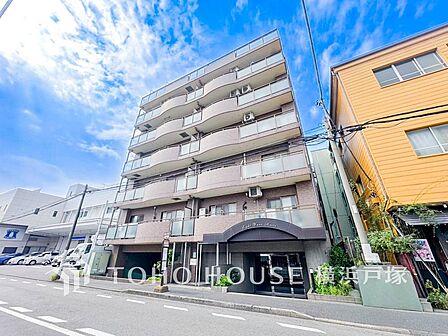 【Appearance】その邸が魅せる、気品・上質・重厚感・細やかさ、そのすべては訪れた者に安らぎと品性を与える特別な空間です。ここに住むからこそ意味がある。すべての（始まり）をここから迎えます。