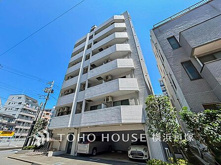 【Appearance】その邸が魅せる、気品・上質・重厚感・細やかさ、そのすべては訪れた者に安らぎと品性を与える特別な空間です。ここに住むからこそ意味がある。すべての(始まり)をここから迎えます。