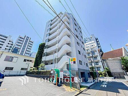 【Appearance】堂々たる趣ながら、主張し過ぎずどこか余裕を感じさせるシャープなフォルムで佇む邸宅は、晴天の空と照らし合わせる事で、本来あるべき完成形の姿を見せてくれます。