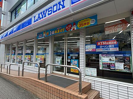 ローソン藤沢鵠沼東店まで約140m。食品や飲料、日用品などを手軽に購入できるコンビニエンスストア。ちょっとしたお買い物にも立ち寄りやすい便利な店舗です。
