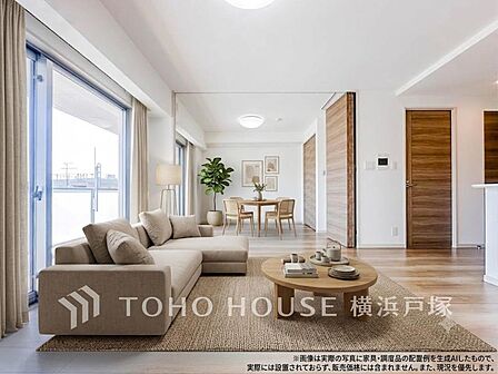 【Living room】光と風が溢れる開放的なリビングダイニングには自然と家族みんなが集まってきます。明るく穏やかな空気の中で飲んだり、食べたり、笑ったり。