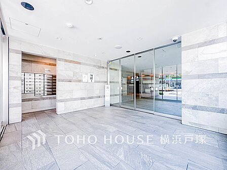 【Entrance】上質感漂うエントランス。めまぐるしく過ぎ行く日々の中でゆったりとした休息と癒しを提供してくれる居住者のプライベート空間があります。