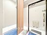 玄関：【Entrance】帰るたびに心がほどける、洗練と温もりが調和する空間。家族とお客様を心地よく迎えます。