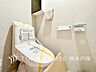 トイレ：【Toilet】いつまでも清潔な空間であって頂けますように、目に留まるだけではなく、汚れをふき取り易いフロアと壁紙をチョイス致しました。洗浄便座になっておりますので、とても清潔にご使用いただけます。