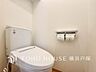 トイレ：【Toilet】いつまでも清潔な空間であって頂けますように、汚れをふき取り易いフロアと壁紙をチョイス致しました。