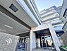 玄関：【Entrance】エントランスは毎日の行き帰りで使う大事な空間です。明るい基調で華やかなデザインなので、毎日も気持ちよく、またご友人なども素敵に迎え入れられます。