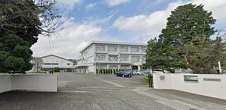 神奈川県立光陵高校は、充実した教育環境と豊かな自然に囲まれた、地域に根ざした進学校です。