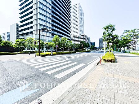 【Frontal road】洗練されたデザインが映える外観。街並みに溶け込みながらも、圧倒的な存在感を放ち、帰るたびに心が弾む美しさ。