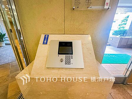 【オートロック】マンション住人以外の侵入を防ぐ為に設置。お子様がいらっしゃるご家庭にも安心の設備です。