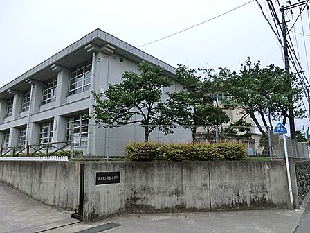 藤沢市立片瀬小学校(1300m)