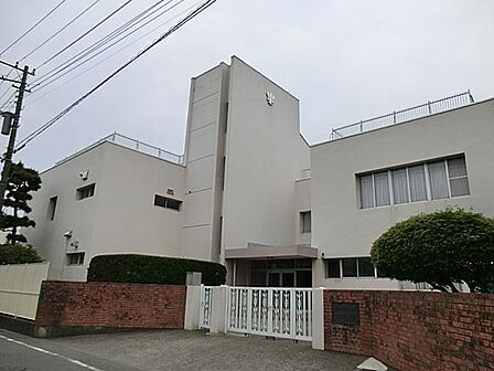 子どもたちにふさわしい環境を提供し、心身の健全な発達と自主自律の精神の芽生えを促すことを目的としています。モンテッソーリ教育を取り入れ縦割り編成のクラスで学び合う環境を整えています。
