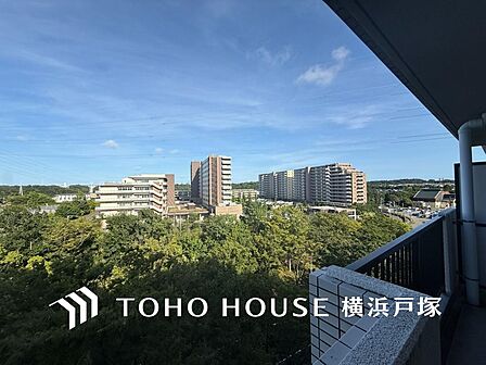 【View】開放感があり、遮るものもなく気持ちのいい景色が広がります。お部屋にも爽やかな風と暖かく柔らかな日差しが差し込み、毎日の暮らしを豊かに彩ります。