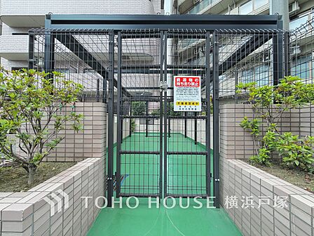【Garbage dump】敷地内に設けられたごみ置き場。住戸から利用しやすく、日々のごみ出しをスムーズに行えます。
