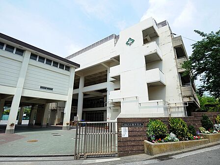 横浜市立森中学校まで約1400m。