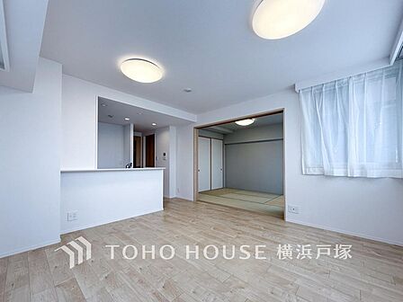 【Living room】光と風が溢れる開放的なリビングダイニングには自然と家族みんなが集まってきます。明るく穏やかな空気の中で飲んだり、食べたり、笑ったり。