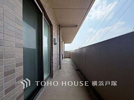 【Balcony】気持ちのいい空が見渡せる広いバルコニー。爽やかな風を感じて、心躍る素敵な暮らしがはじまります。