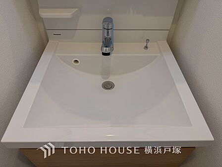 使いやすさとデザイン性を兼ね備えた洗面台。毎日の洗面がスムーズで快適に。