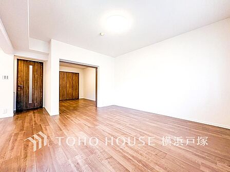 【Living room】広々としたリビングダイニングは、シックでモダンな内装。落ち着いた雰囲気に包まれて、伸びやかな空間の中で、ゆったりと家族団らんのひとときを過ごせます。