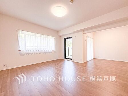 【Living room】柔らかな色合いのフローリングと清潔感の溢れるクロスが明るい空間を創り出しているリビングダイニング。憩いの場に相応しく、ここで楽しむ家族の時間が絆をより深めてくれそうです。