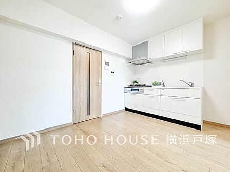 【Living room】一日の中で多くの時間を過すことになる住まいだからこそ、いつも穏やかな空間であるように心掛けています。構成する建材などへの配慮が、住まう方の健康を守ります。