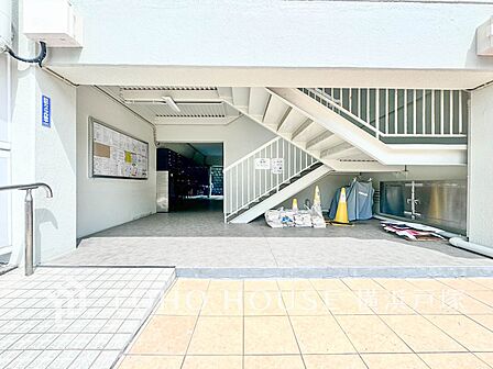 【Entrance】居住者の帰り、訪れる方を優しく迎え、やすらぎに満ちた生活空間を予感させる。健やかな暮らしを楽しめそう。