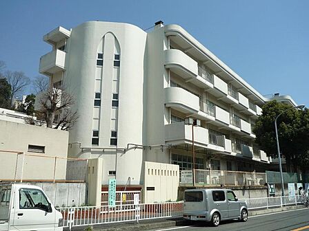 横浜市立宮谷小学校まで約700m。