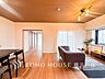 リビング/ダイニング：【Living room】広々としたＬＤＫは、シックでモダンな内装。伸びやかな空間の中で、家族団らんのひとときを過ごせます。