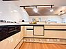 キッチン：【Kitchen】手元の収納から、足元の収納までが全てスライド式で、奥のスペースまで有効に活用できます。