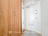 玄関：【Entrance】居住者の帰り、訪れる方を優しく迎え、やすらぎに満ちた生活空間を予感させる。健やかな暮らしを楽しめそう。