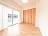 子供部屋：【Room】穏やかな風と陽光を導き、プライバシーに配慮された設計プランを採用し、居住性を一段と心地よいものにしています。明るく開放的な空間を演出しております。