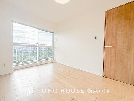 「Room」1日の疲れを癒し、心地よく寛げるようゆったりとした広さを確保しています。プライベートタイムをより優雅に穏やかに…。落ち着いた雰囲気を紡ぎます。