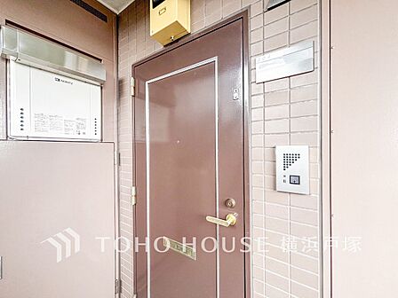 【Entrance】居住者の帰り、訪れる方を優しく迎え、安らぎに満ちた生活空間を予感させる。健やかな暮らしを楽しめそう。