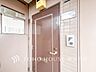 玄関：【Entrance】居住者の帰り、訪れる方を優しく迎え、安らぎに満ちた生活空間を予感させる。健やかな暮らしを楽しめそう。