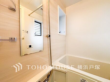 【Bathroom】リラックスできるよう優しいカラーをチョイスしました。時を忘れるほどのんびりできる空間に。