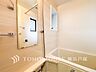 浴室：【Bathroom】リラックスできるよう優しいカラーをチョイスしました。時を忘れるほどのんびりできる空間に。