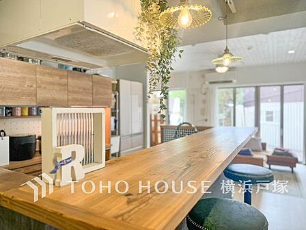 【Living room】ここにはみんなが集い、食事と楽しい会話が始まる。話に夢中になりすぎて、ついつい時を忘れてしまう。そんな束の間の幸せを感じさせてくれる場所。
