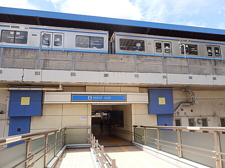 ブルーライン上永谷駅まで約1100m。快速停車駅。駅周辺にはバスターミナルとタクシー乗り場、多彩な商業施設やなどがあり賑わっています。