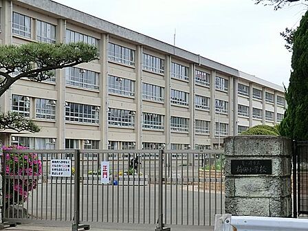 茅ヶ崎駅近くの利便性と落ち着いた住環境を備えた公立小学校。のびのびとした環境の中で子どもたちの自主性と思いやりの心を育み、地域や保護者の温かい絆のもとで健やかな成長を見守っています。