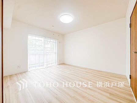 【Room】1日の疲れを癒し、心地よく寛げるようゆったりとした広さを確保しています。プライベートタイムをより優雅に穏やかに…。落ち着いた雰囲気を紡ぎます。