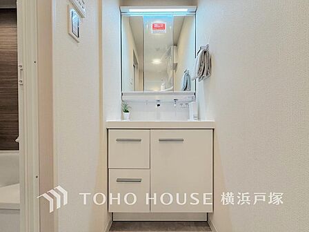 【Powder room】十分な大きさの洗面台は収納もさる事ながら、身だしなみチェックや歯磨きなど、朝の慌ただしい時間でもホテルライクなスペースで余裕とゆとりを感じて頂けます。